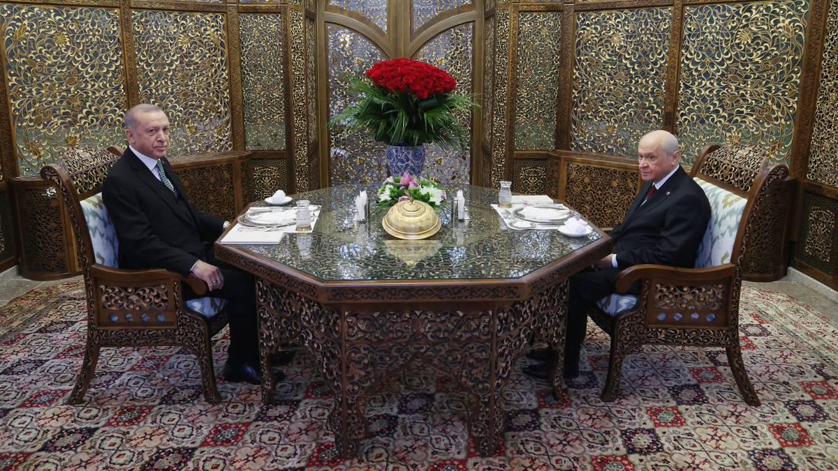 Cumhurbaşkanı Erdoğan: Devlet Bey yaşım miktarınca güller gönderdi.