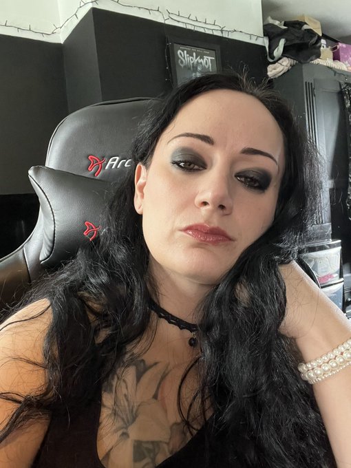 Dark vibes today 🖤🖤 https://t.co/4KDFkjarxV