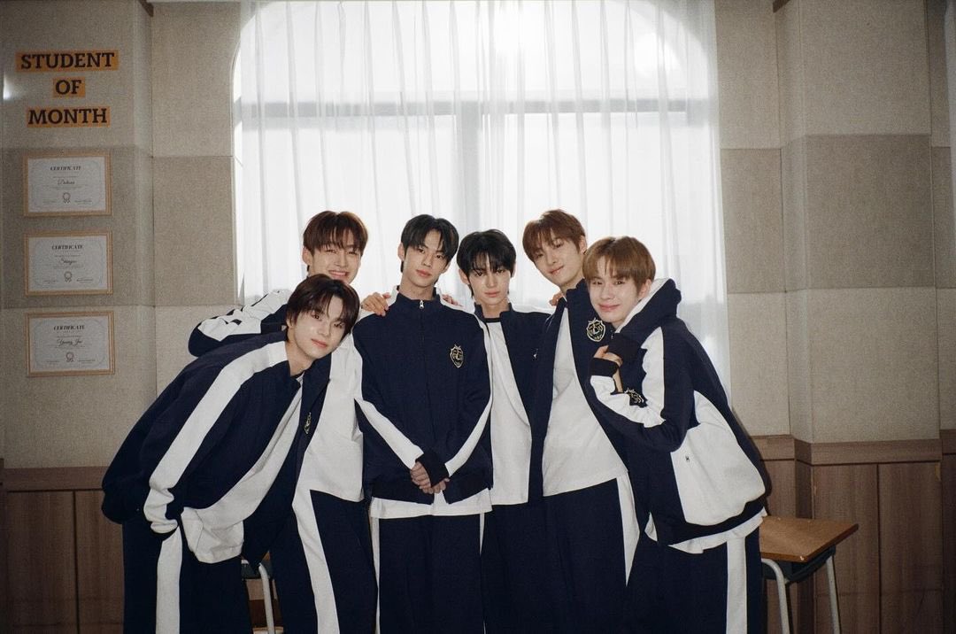 shrinjunghwan's tweet photo. 영원히 가장 친한 친구! ﹆ “times flies, but memories stay 𝑓͟𝑜͟𝑟͟𝑒͟𝑣͟𝑒͟𝑟.” would always be my favorite quotes, ever. so let us cherish, let us hold dear, the memories we’ve shared. for in the gallery of our souls, they’ll reside. https://t.co/gxFPAhLrk7