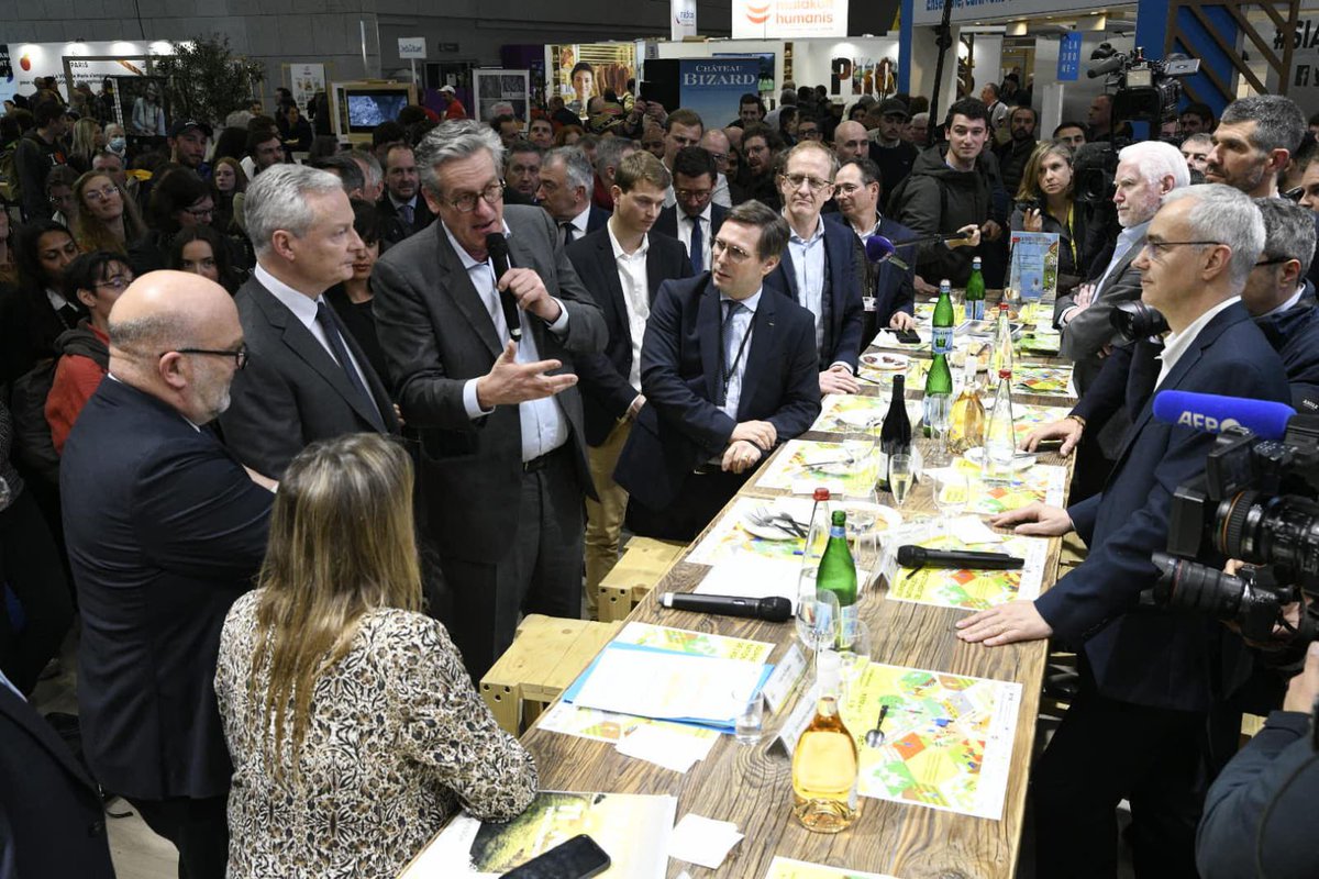 #SIA2024 <a href="/BrunoLeMaire/">Bruno Le Maire</a>, Ministre de l’Économie, des Finances et de la Souveraineté industrielle et numérique, salue le programme #TRANSITIONS, porté par VIVESCIA et ses partenaires : " je vous félicite car vous portez la valorisation des bonnes pratiques et la juste