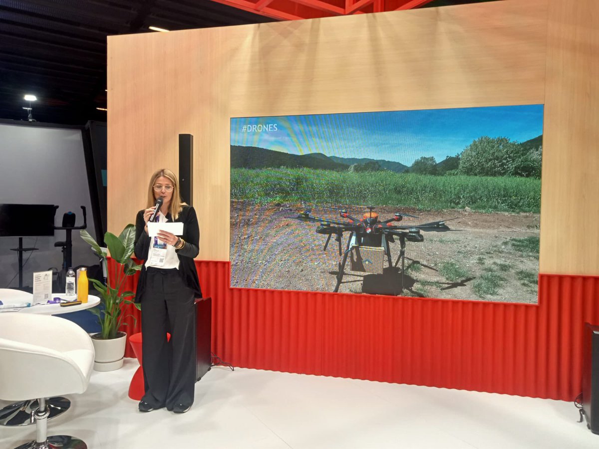 🧪Neus Domènech, referent d’innovació d’#hospiolot, ha presentat aquest migdia al #MWC2024 l’experiència d’ús dels drons pel transport de mostres biològiques 

Un projecte que va néixer a #Olot amb l’ajuda de <a href="/ticsalut/">TIC Salut Social</a> i <a href="/aldoratech/">ALDORATECH</a> i que tindrà continuïtat aquest 2024