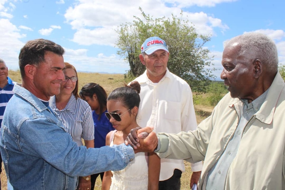 anamarianpp's tweet photo. Cuba 🇨🇺 Deseamos feliz cumpleaños al presidente Lazo.  
Su entrega total al pueblo conduce su actuación. Su sabiduría y experiencia en el trabajo con las masas, lo destacan como un líder. Gracias por su ejemplo. @AsambleaCuba https://t.co/5yyp9nEUVi