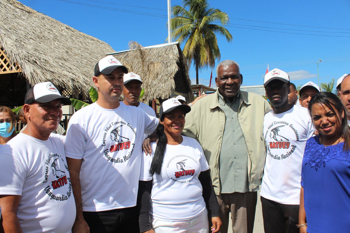 anamarianpp's tweet photo. Cuba 🇨🇺 Deseamos feliz cumpleaños al presidente Lazo.  
Su entrega total al pueblo conduce su actuación. Su sabiduría y experiencia en el trabajo con las masas, lo destacan como un líder. Gracias por su ejemplo. @AsambleaCuba https://t.co/5yyp9nEUVi