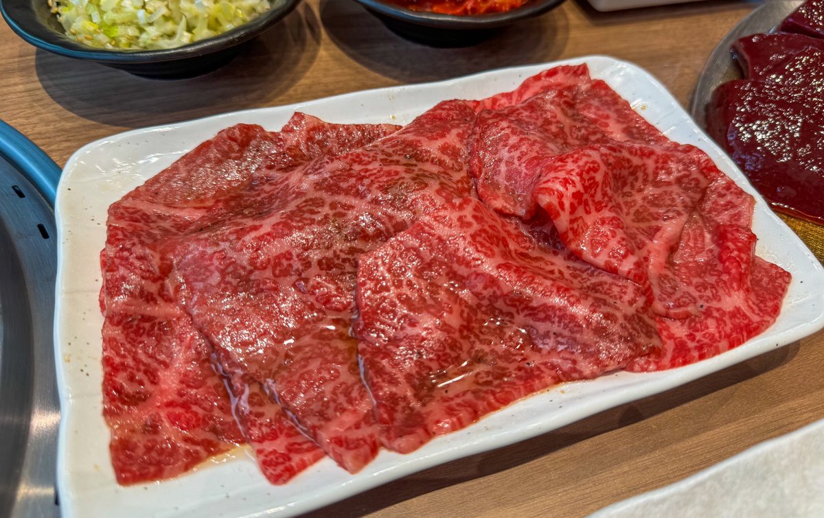 muni_gurume's tweet photo. 「焼肉山水 虎ノ門店」の幻のレバー焼きは他店よりも厚みがあってプルプルな食感。焼いた後はニンニクダレに付けると最高で、食べ応えも抜群！

ロースも人気でネギおろしをトッピング注文して巻いて食べても最高です！ #PR https://t.co/nMmXKlQr0E