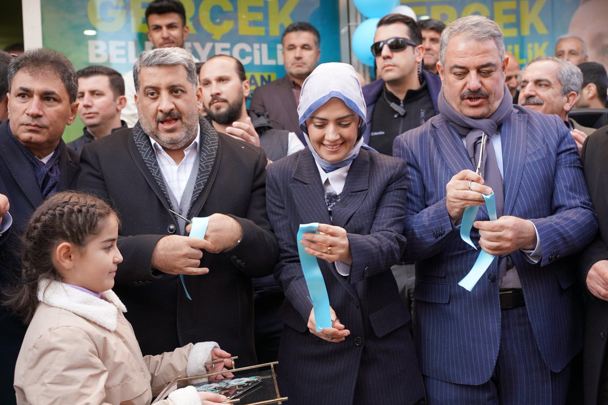BehiyeArslanBB's tweet photo. Milletvekillerimiz Sn. Galip Ensarioğlu ve Sn. Mehmet Sait Yaz,  AK Parti MKYK üyemiz Sn. Ali Karakaş, Diyarbakır Büyükşehir Belediye Başkan Adayımız Sn. Mehmet Halis Bilden, İl Başkanımız Sn. Raşit Ocak, İlçe Başkanımız Sn. Muzaffer Özaydın, İlçe Kadın Kolları Başkanımız Sn. Havva Akyıldız ve vatandaşlarımızın katılımıyla Seçim İrtibat Büromuzun açılışını büyük bir coşkuyla yaptık.

#HazırızKararlıyız
#BismilİçinGerçekBelediyecilik