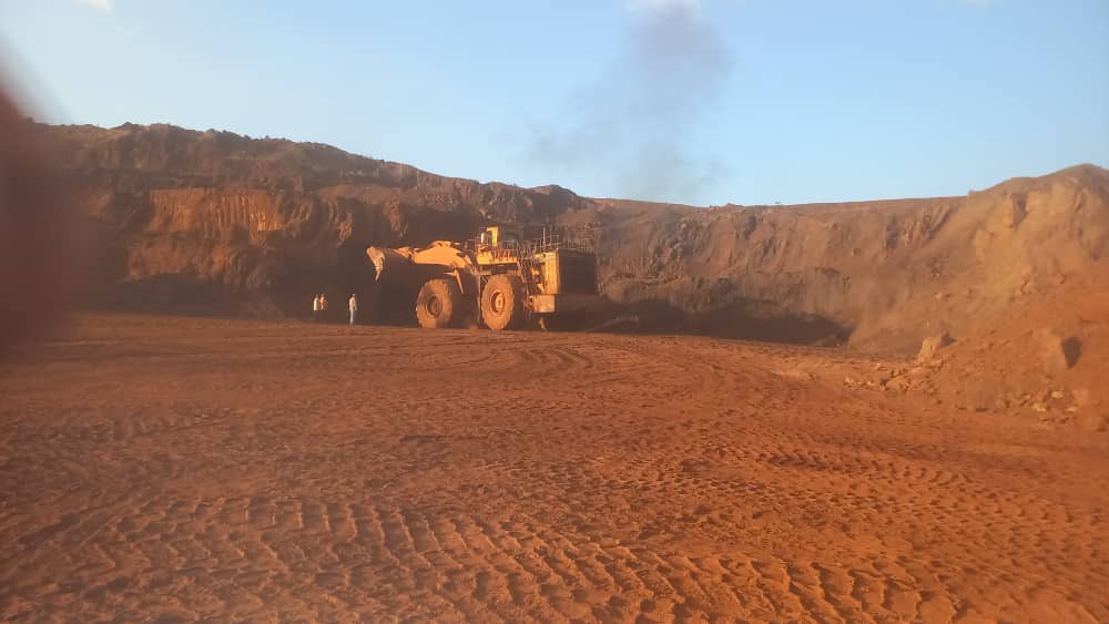 Ferrominera_CVG's tweet photo. La clase trabajadora de Ciudad Piar incorporó a la línea de trabajo un cargador frontal, luego de un arduo trabajo por parte del equipo de la Gerencia de Minería de CVG Ferrominera Orinoco, dirigida por Aldo Cantafio, con respaldo de la Junta Interventora de la CVG https://t.co/q3OC1Uf61W