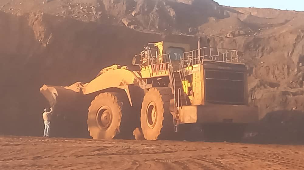 Ferrominera_CVG's tweet photo. La clase trabajadora de Ciudad Piar incorporó a la línea de trabajo un cargador frontal, luego de un arduo trabajo por parte del equipo de la Gerencia de Minería de CVG Ferrominera Orinoco, dirigida por Aldo Cantafio, con respaldo de la Junta Interventora de la CVG https://t.co/q3OC1Uf61W