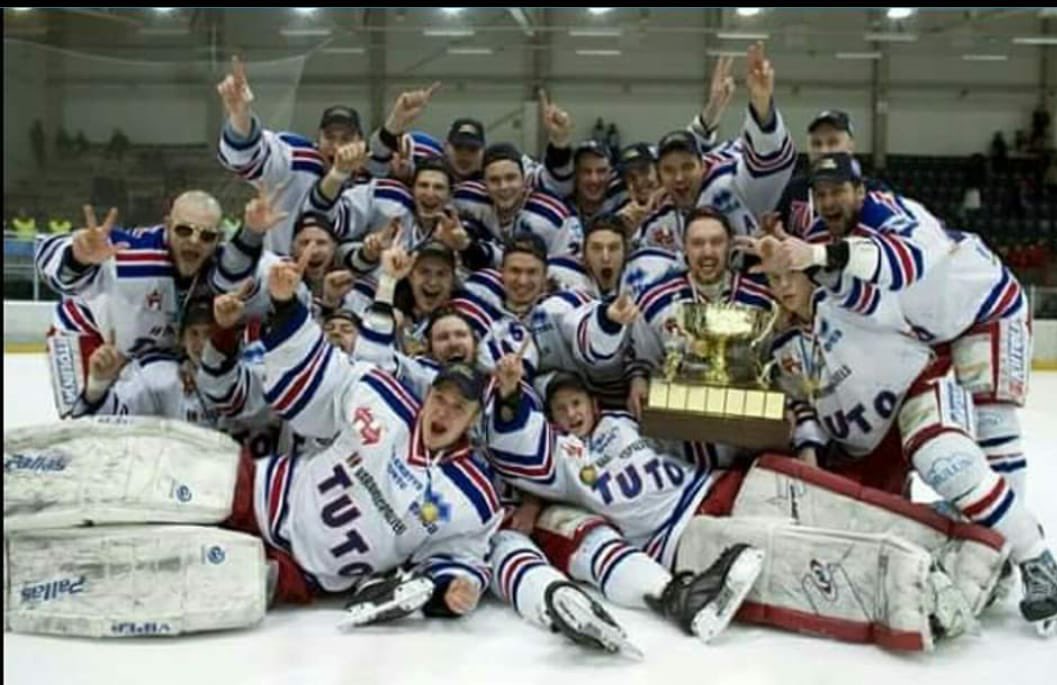 Ennen huomisen tiistain ottelua kunnioitamme Petri Koiviston muistoa joukkuetovereiden puheella ja hiljaisella hetkellä. Jäälle saamme myös Peten pelikavereita kauden 2007-2008 mestaruusjoukkueesta muistamaan mestarimaalivahtia. ❤️🤍💙