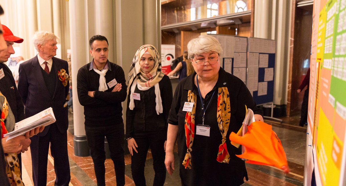 Wir suchen EHRENAMTLICHE LOTS_INNEN FÜR DIE 17. BERLINER FREIWILLIGENBÖRSE am 4. Mai 2024 im und vorm Roten Rathaus. Über 100 Aussteller präsentieren ihre Angebote und suchen nach neuen Mitstreitern. #MitMachen!

Das Erlebnis BÖRSENLOTS_IN ➔ berliner-freiwilligenboerse.de/boersen-lotsin…