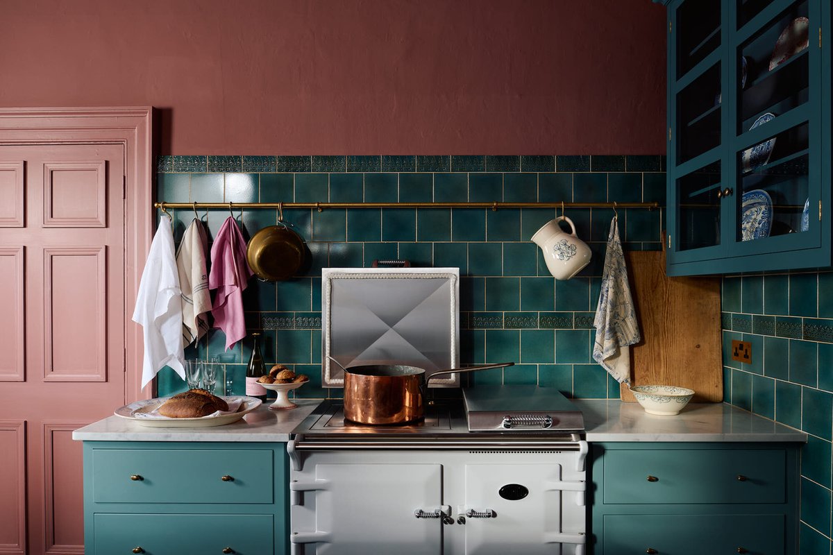 deVOLKitchens's tweet photo. #KitchenTour: We went for dusky pink on the walls and rich dark Shaker cupboards, in the hope of creating a really moody atmosphere. Dark can be dingy and dull but more often, if embraced, it can create a magical space. https://t.co/CUPY2rXl61 #PaintedKitchen https://t.co/DcpkQlVoDL