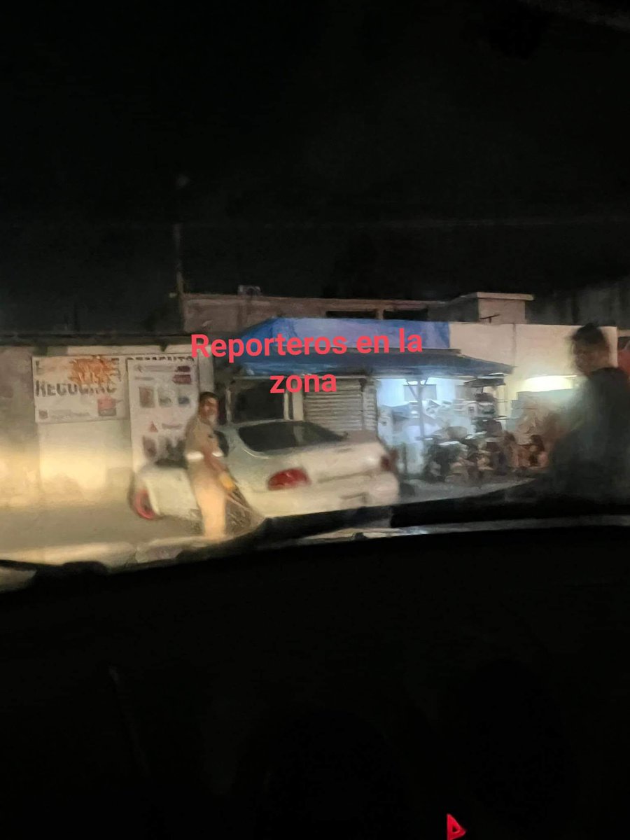 Reporteroszona's tweet photo. #AMediaNoche
🚨🚔Chocan y abandonan un carro que terminó estrellado contra un negocio de materiales en la Avenida Monterrey a la altura de gasolinera que está pasando el crucero de Germinal. 🚨🚔 https://t.co/BztuZLm88S