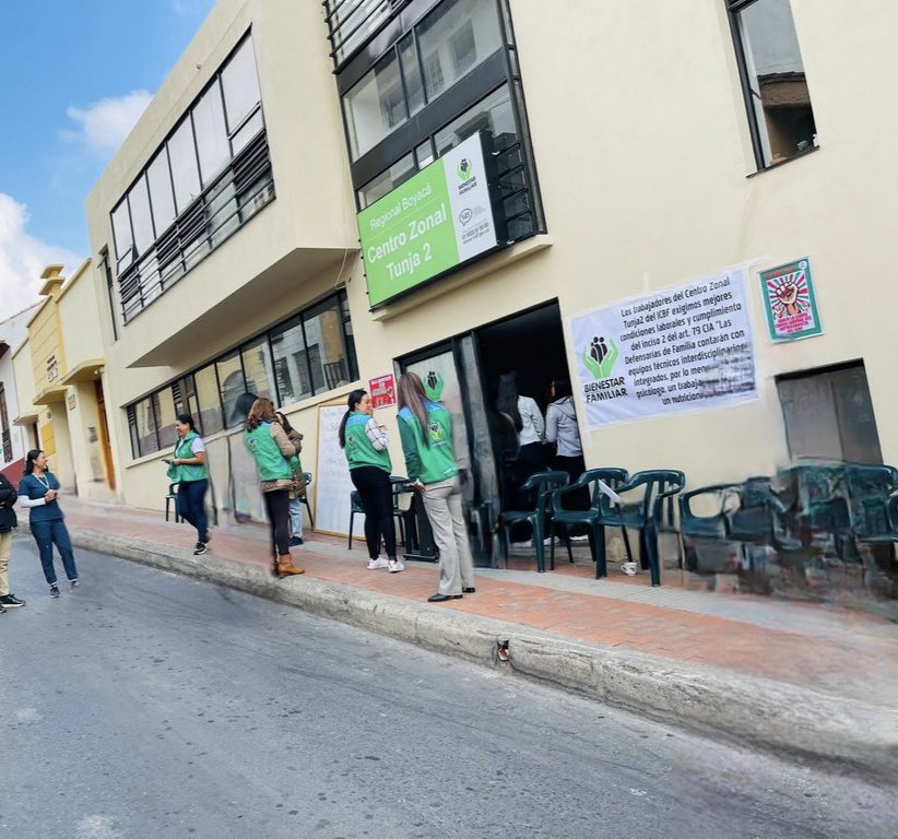 miboyaca_co's tweet image. #Ahora Trabajadores del @ICBFColombia en Tunja, específicamente en el Centro Zonal #Tunja, se manifiestan exigiendo mejoras en sus condiciones laborales.

 #ProtestaLaboral #Tunja #26Febrero