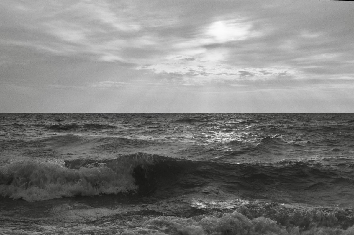 Great Lakes - Lake Ontario, Oakville 

#greatlakes #lakeontario #film #bnw
#blackandwhitephotography #filmphotography #landscapephotography #landscape #leicam4 #ilfordphoto #thephotohour