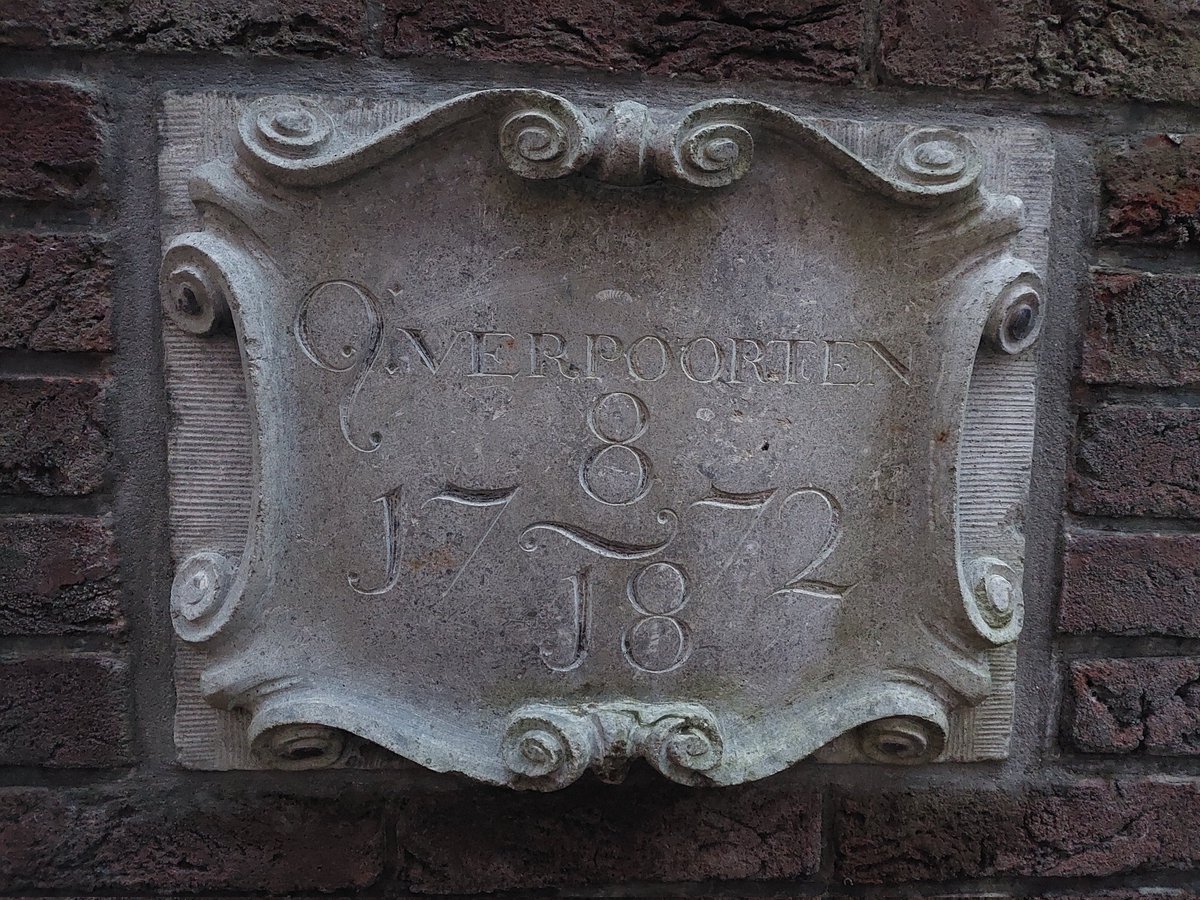 Nulvijftien's tweet photo. #gevelsteen #Hoefijzersteeg #Delft https://t.co/7zbOzhtC0v