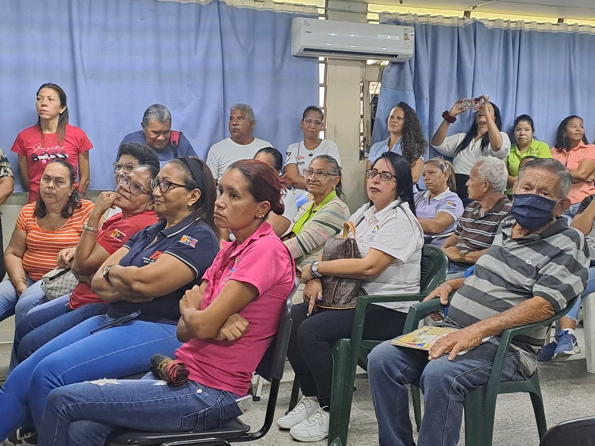 El Viceministro del @MPPEDUCACION @pedrodiazg59 junto a la Autoridad Única de Educación @LeiraSuarezPsuv sostuvieron 1er Encuentro con los trabajadores/as del CDCEARAGUA. ¡Juntos Por La Calidad Educativa! #AmorGarantiaDeFuturo @NicolasMaduro @_LaAvanzadora @Soykarinacarpio