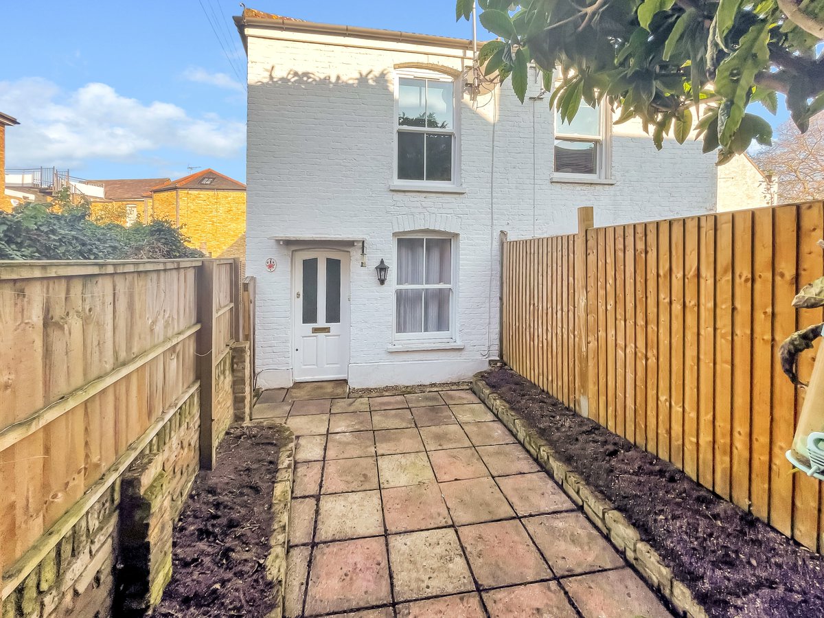 MajorSonPhipps's tweet photo. TO LET - A two-bedroom, two-shower room refurbished character cottage in the sought after Alberts Conservation area in Richmond. Recently fitted kitchen &amp; two shower rooms. Features a secluded courtyard garden &amp; is immediately available. For more info, see https://t.co/ZWIZlxF15l https://t.co/Ek8GCbb6jM