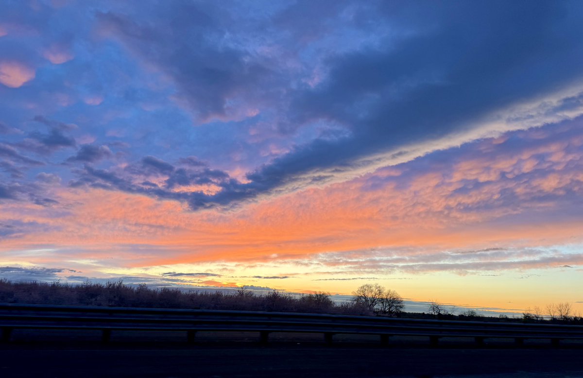 Alan_Mas's tweet image. Beautiful North State sunrise! Now if there wasn’t so much damn pollen flying through the air it would be a great day. #RedBluff @SPaulsonKTVU