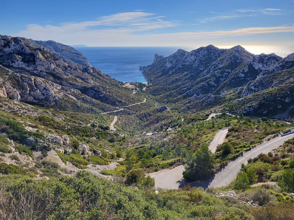 La circulation sur les routes de Sormiou et Morgiou est fermée en raison de travaux réalisés par <a href="/AMPMetropole/">Métropole Aix-Marseille-Provence</a> dans le cadre des OLD. Le chantier vise à protéger les Calanques contre le risque incendie 🔥 Plus d'infos : vu.fr/DAbIX