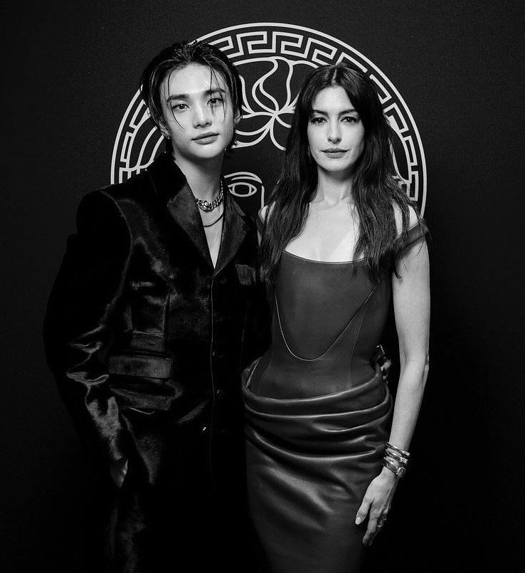 hyunjinpost's tweet photo. hyunjin with anne hathaway
#VersaceFW24
#HyunjinxVersaceFW24 https://t.co/zngSaEsLAp