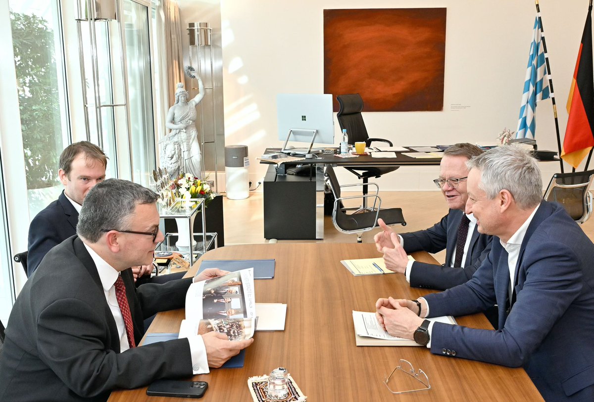 Gemeinsam für starke Kommunen: Konstruktiver Austausch mit dem Bayerischen Städtetag in der Staatskanzlei. Unsere Städte sind große und kleine Schmelztiegel für alles, was das Zusammenleben ausmacht. Hier treffen Erwartungen auf Bedürfnisse, Zukunftsplanung auf Alltag. Der