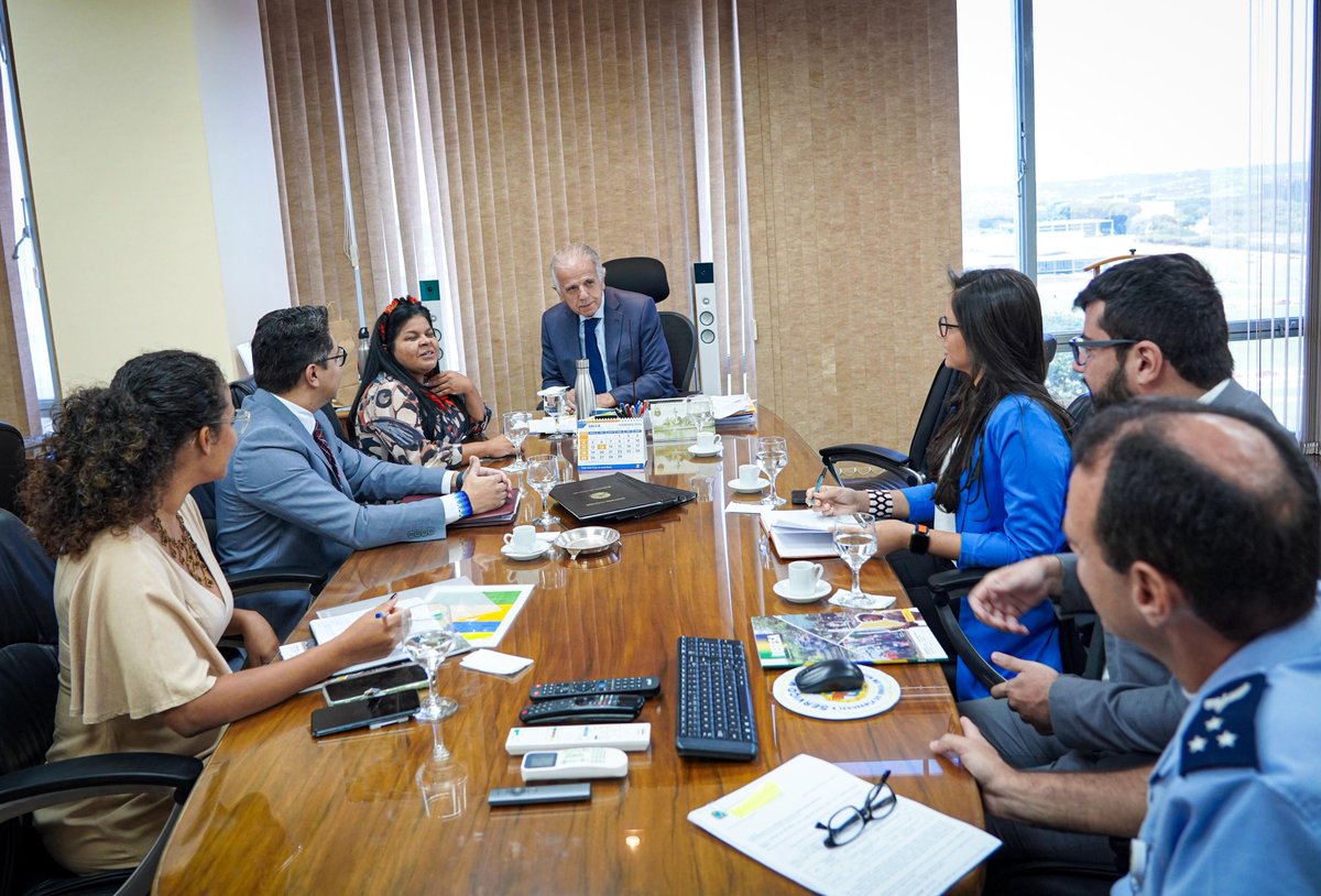 Semana começando com uma importante reunião com o ministro da Defesa, José Múcio, para alinhamento sobre a atuação conjunta dentro do Território Yanomami. Falamos sobre a atuação indispensável das Forças Armadas para a expulsão dos garimpeiros ilegais e a proteção das fronteiras.