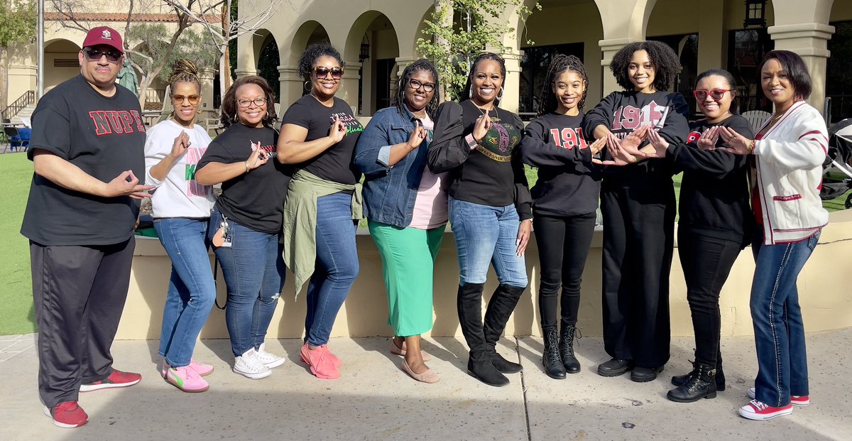 PhoenixKappas's tweet photo. We love our Sisters! That D9 love is something special! 🩷💚🐘🔺👌🏾♦️ https://t.co/JxG19zudTS