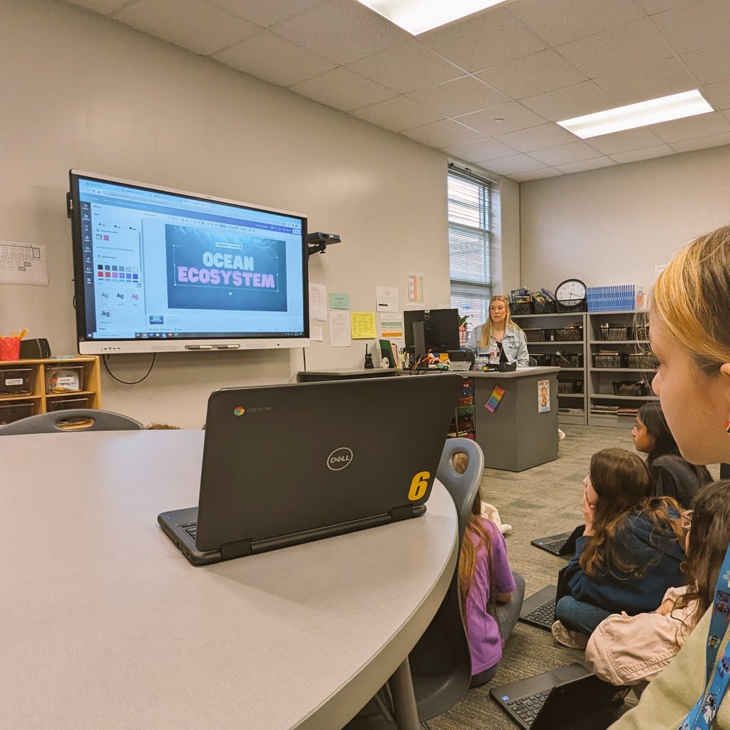 #CelebrateMonday with @TeachinTechie ! Thank you for coming and showing our kids all about @CanvaEdu @kisdelemtech #exleytweets #katyisd #iteachtoo