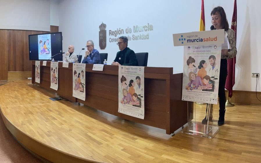 ViolanteTomas's tweet image. El 70% de las #EnfermedadesRaras se presentan antes de los 2 años y el 90% en la infancia, por lo que la detección precoz es esencial para un tratamiento adecuado desde las primeras etapas de estas patologías. Acto conmemorativo de @FEDER_ONG junto a @Murciasalud por el #29F