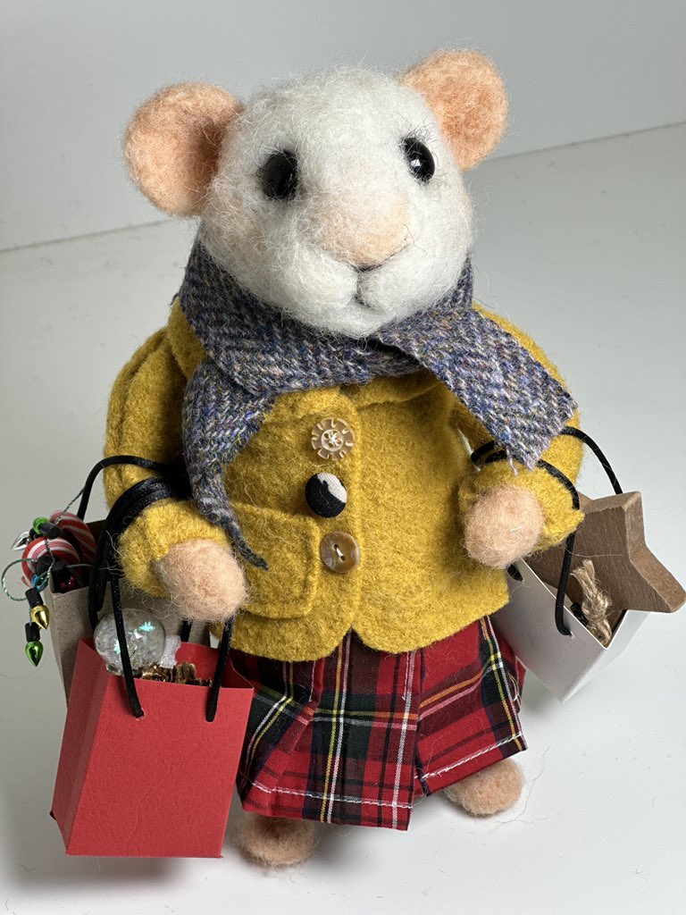 ffinlaysonart's tweet image. This wee needle felted mouse and her bags are travelling off to their new home today