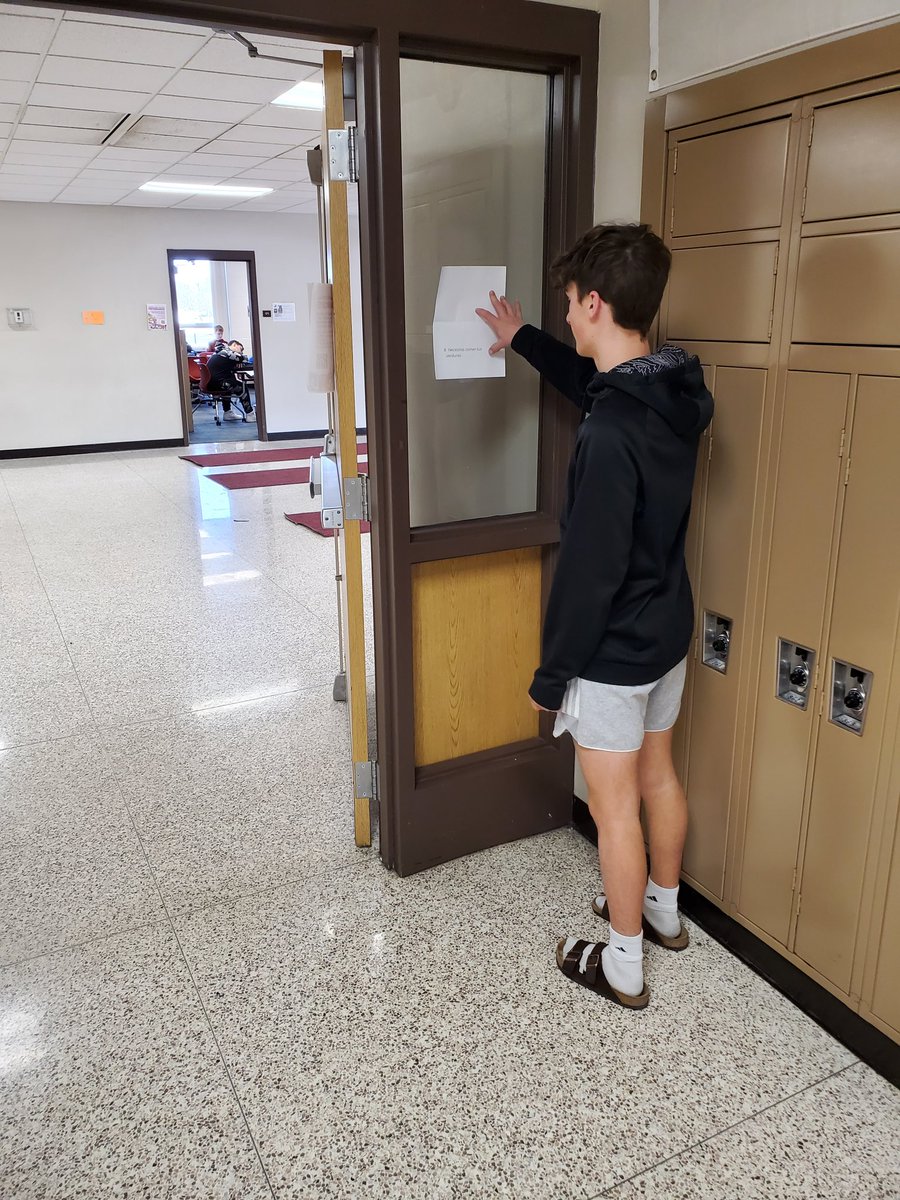 themomduck's tweet photo. Running dictation in Spanish class today. #legacymatters https://t.co/qqJlz8y7M7