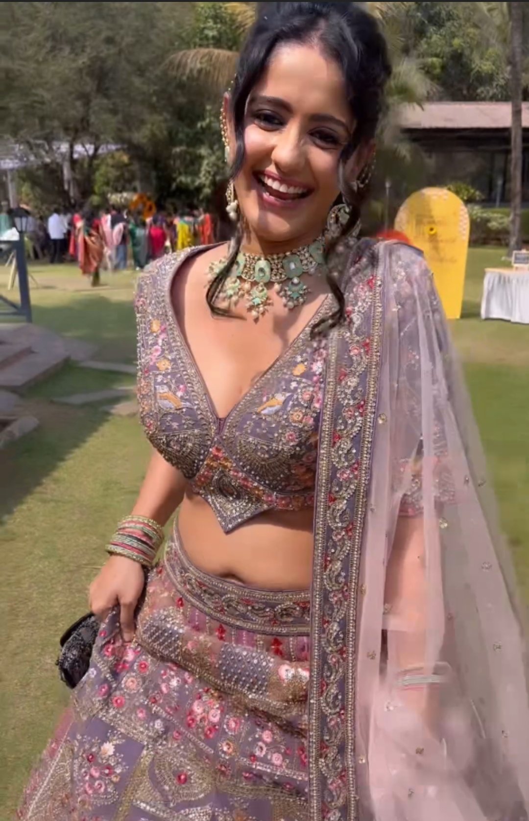 Ayesha Singh FanClub 🫶❤️ ||| on X: Sid ki wedding and Ayesha na ye kaise  ho sakta 😄❤️🫶 After long time, proper Ayesha content and she is trending  as usual 💗💥
