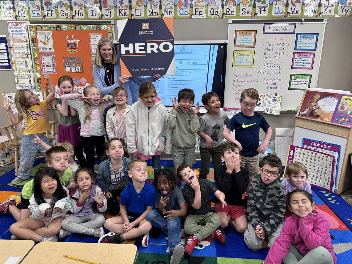 We certainly surprised Ms. V this morning! This #OCPSHeroTeacher was right in the middle of small group instruction at @SummerlakeOCPS when we barged in to celebrate! Her proud Kindergartners say it all. 🐊 😃
@CDLocps