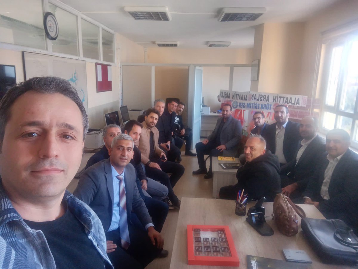 Arif Nihat Asya OO'nda Öğretmen iken girdiği sınav neticesinde Müfettiş Yardımcılığı görevine atanan ve Elâzığ'da göreve başlayan Kadim Dostumuz Emre Doğan Bey'e hayırlı olsun ziyaretinde bulunduk. Başarıların daim olsun Yiğit Dost <a href="/emredgn23/">Emre DOĞAN</a>