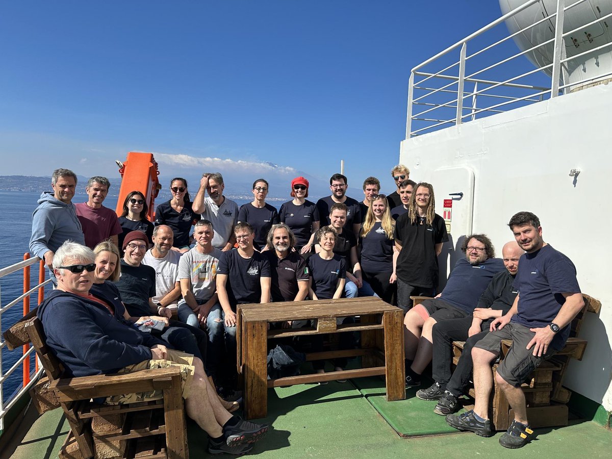 Over the past two weeks we’ve completed an intense scientific program 📝 Here’s our complete scientific party (with a hidden Etna behind)🌋 Here’s what we got up to 👇