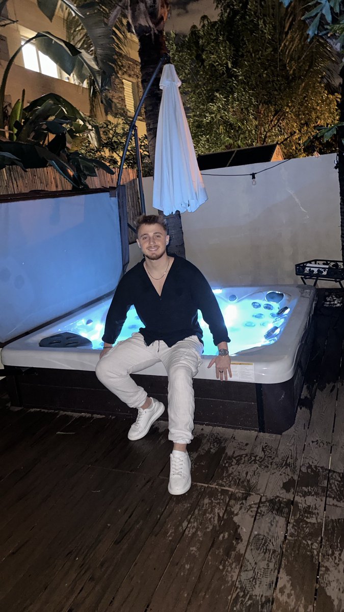 0xSweep's tweet photo. In case you’ve missed the DOX

Here’s WEB2 me vs WEB3 me

Honestly the best decision I’ve ever made

The possibilities are endless now, can’t wait for what’s coming https://t.co/ictdd0cgPA