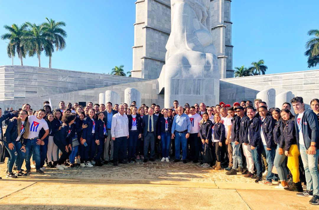 UJCdeCuba's tweet photo. #CubaEnSochi 🇨🇺🇷🇺✊🏽❤️

⭐En el Memorial José Martí, ante la figura del Apóstol, santo y seña de la Patria cubana, se abanderó a la delegación nacional que participará en el Festival Mundial de la Juventud, convocado por el presidente de la Federación de Rusia, Vladímir Putin. https://t.co/x4i2IssPBW