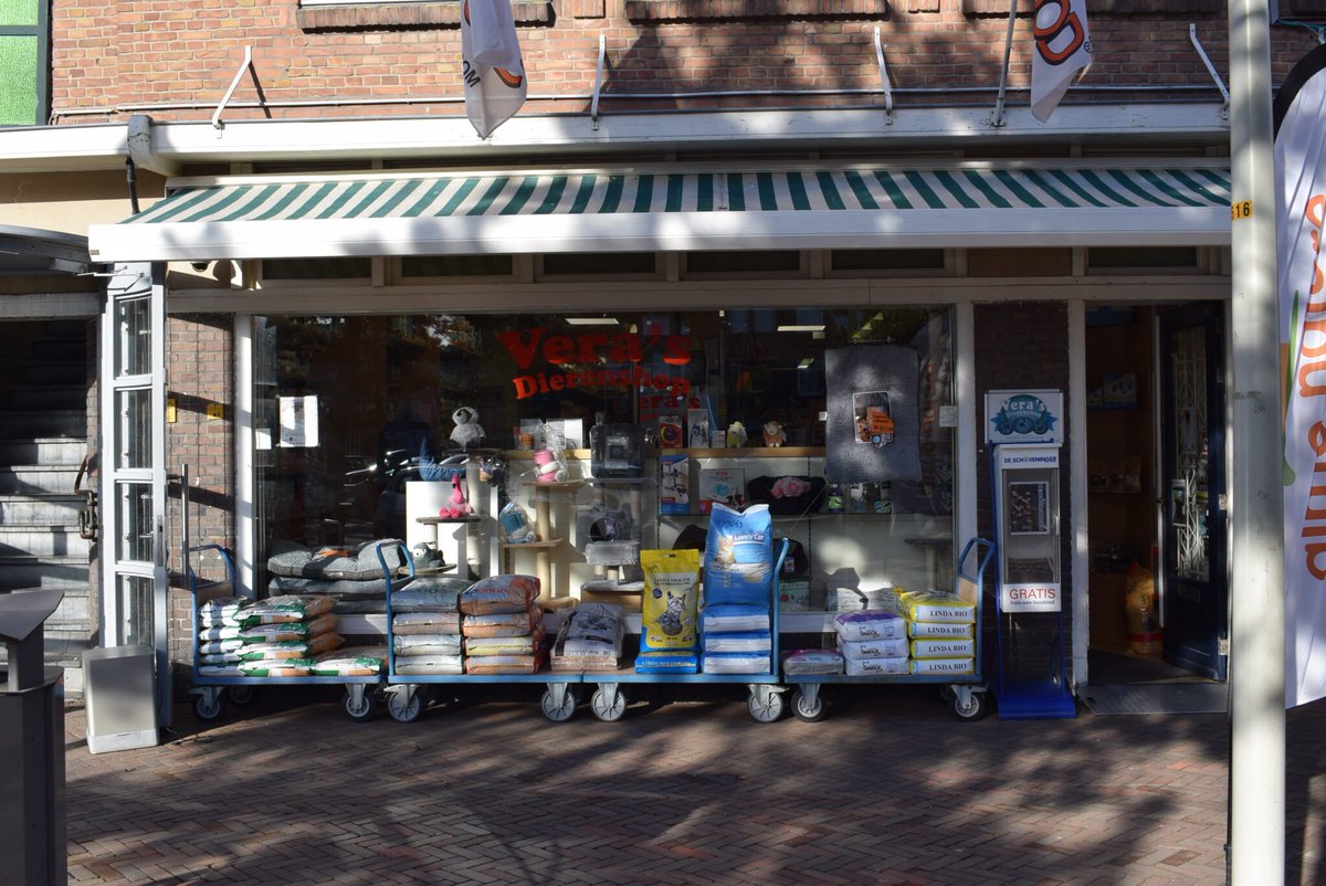 PaulineKuitert's tweet image. Mun diere winkel is digt! Nu mar hope dat mams gunoeg in huis hep! 🙀 #Pushkin