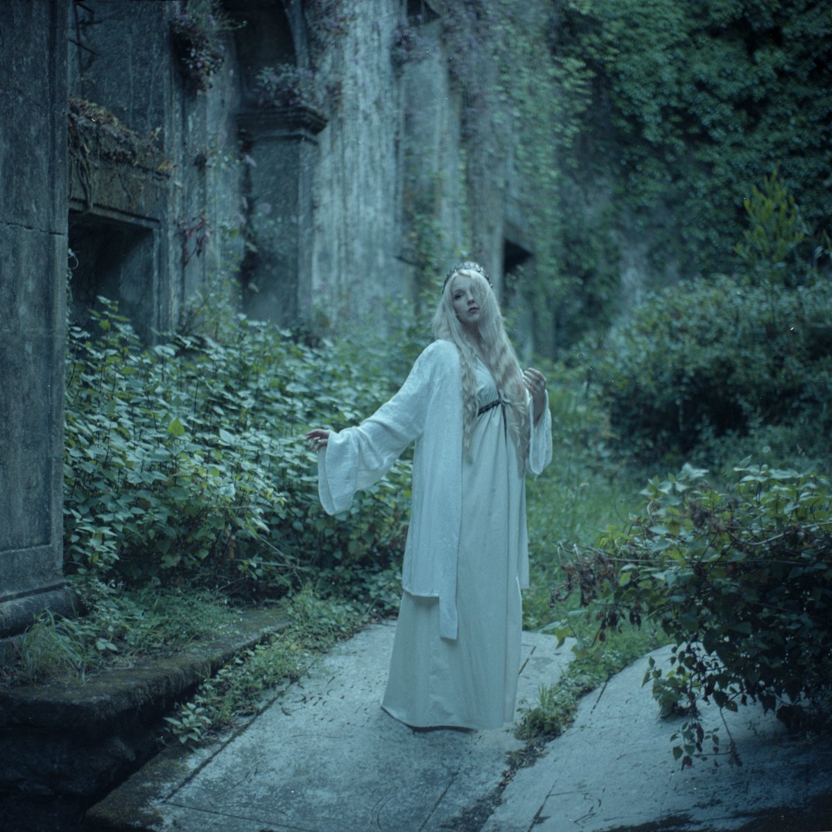 “She reached out for the light
Yet darkness did not fight
To be unbroken, the two should marry

But only for a moment in time
Does one get to experience this life
Accepting this gift, she no longer suffered”

"Eg Er Framand" official visualizer out now 🌱✨