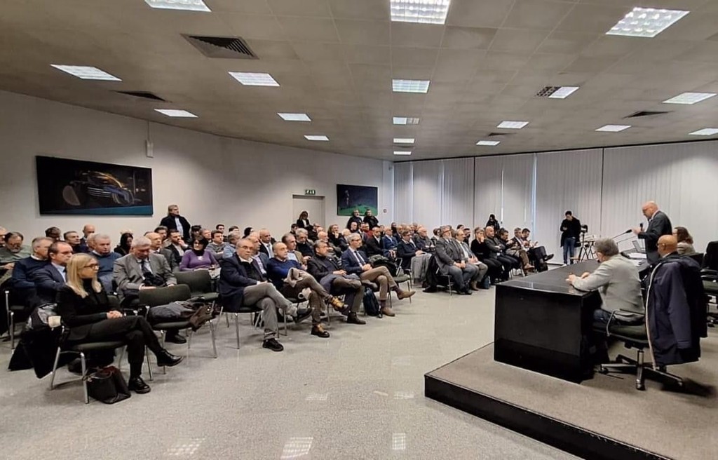 AnciLiguria's tweet photo. 📌Presso la sala eventi della BPER Banca di #Cairo Montenotte l'incontro con i Sindaci, l’Assessore regionale allo Sviluppo Economico @alessiopiana1 e il Coordinatore Tecnico delle Aree Interne Liguri @PierluigiVinai in merito alle prospettive dell’#areainterna Val #Bormida https://t.co/Bc2SKzd44n