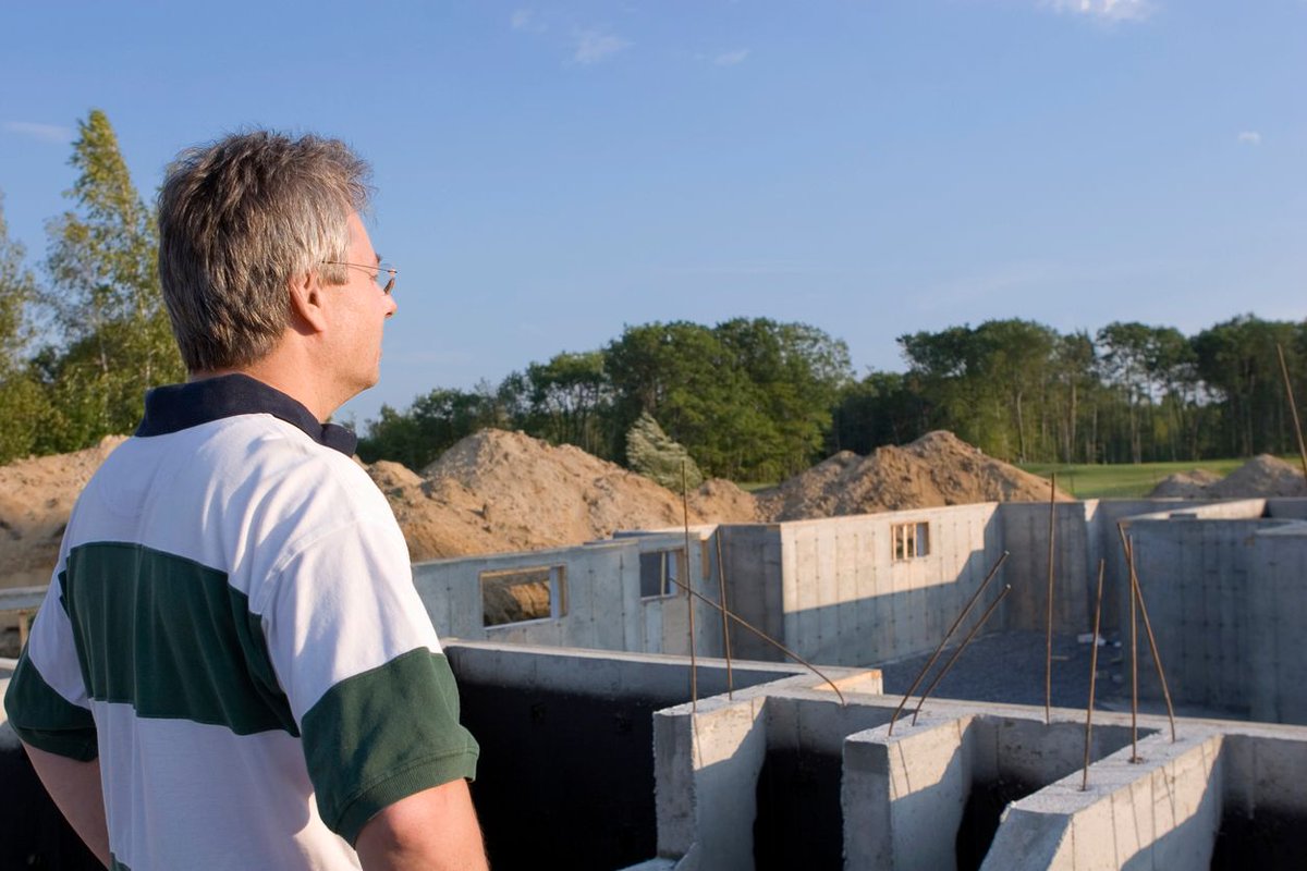 Un señor aclara que el búnker que ha construido en su jardín no es por la crisis climática sino por el feminismo: buff.ly/49On109