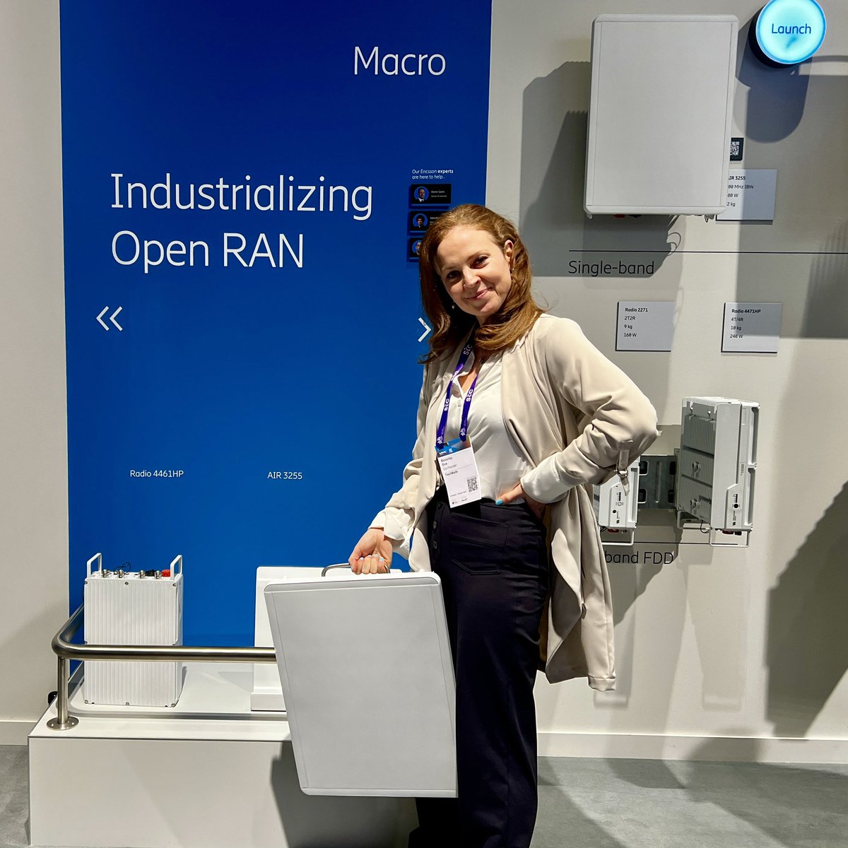 💪 Getting hands on at the <a href="/EricssonNetwork/">Ericsson Networks</a> hardware wall! This is the beautiful AIR 3255, their most #sustainable Massive MIMO radio to date 🌱 👏 And weighing just 12kgs! 

More (is more is more 😁) 👉 bit.ly/3I3SY8O

#MWC24 #EricssonMWC #ad #5G