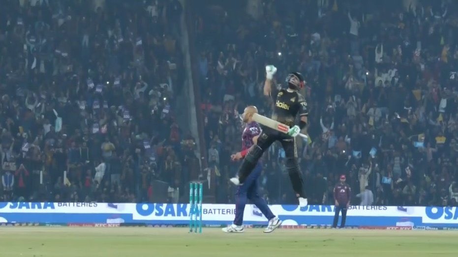 iMShami_'s tweet photo. How many of you missed that jump of Babar Azam? 😭❤️ #BabarAzam𓃵 https://t.co/NhZqJoT2TW