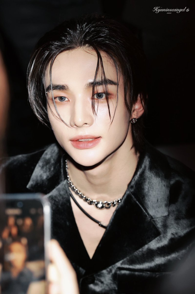 reply with the tags!!

HYUNJIN VERSACE PRINCE 
#HyunjinxVersaceFW24 
#VersaceFW24 
#MilanFashionWeek 
#Hyunjin <a href="/Versace/">VERSACE</a>