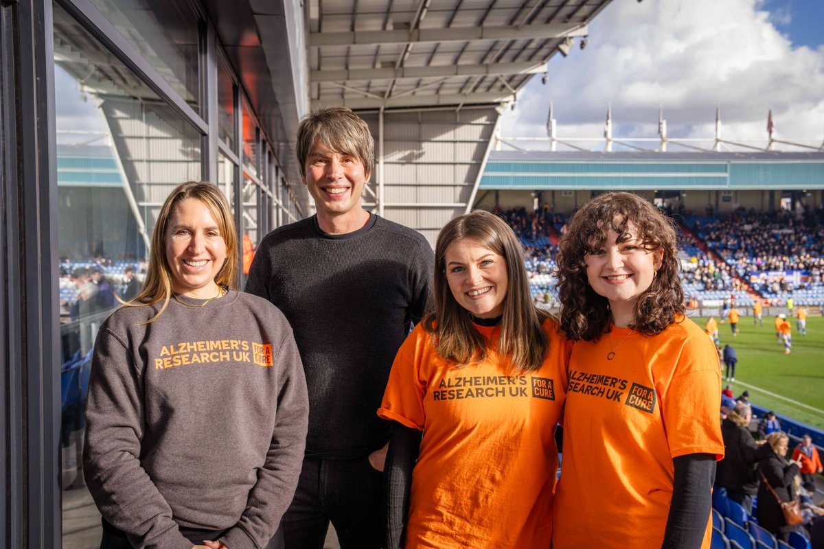 A big thank you to Frank, @OfficialOAFC, and the supporters for the very warm welcome to Boundary Park at the weekend. Thank you for supporting @AlzResearchUK.🧡🧡 So far, Frank has raised over £324,000: justgiving.com/campaign/frank… -HQ🧡 @IcelandCharity @toughestrow @ProfBrianCox