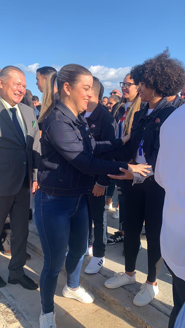 AylinAlvarezG's tweet photo. En el Memorial dedicado al Apóstol de la independencia de #Cuba, recibimos este lunes, de manos del miembro del Buró Político @DrRobertoMOjeda, la enseña tricolor que en el otro lado del planeta ha de ondear muy alto. #CubaEnSochi defenderá las causas más nobles del mundo. 🇨🇺 https://t.co/UnvOdzPejr