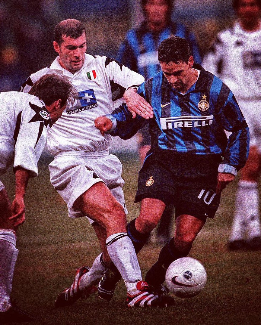 90sfootball's tweet photo. Zinedine Zidane vs Roberto Baggio. https://t.co/OwKrs1jp9z