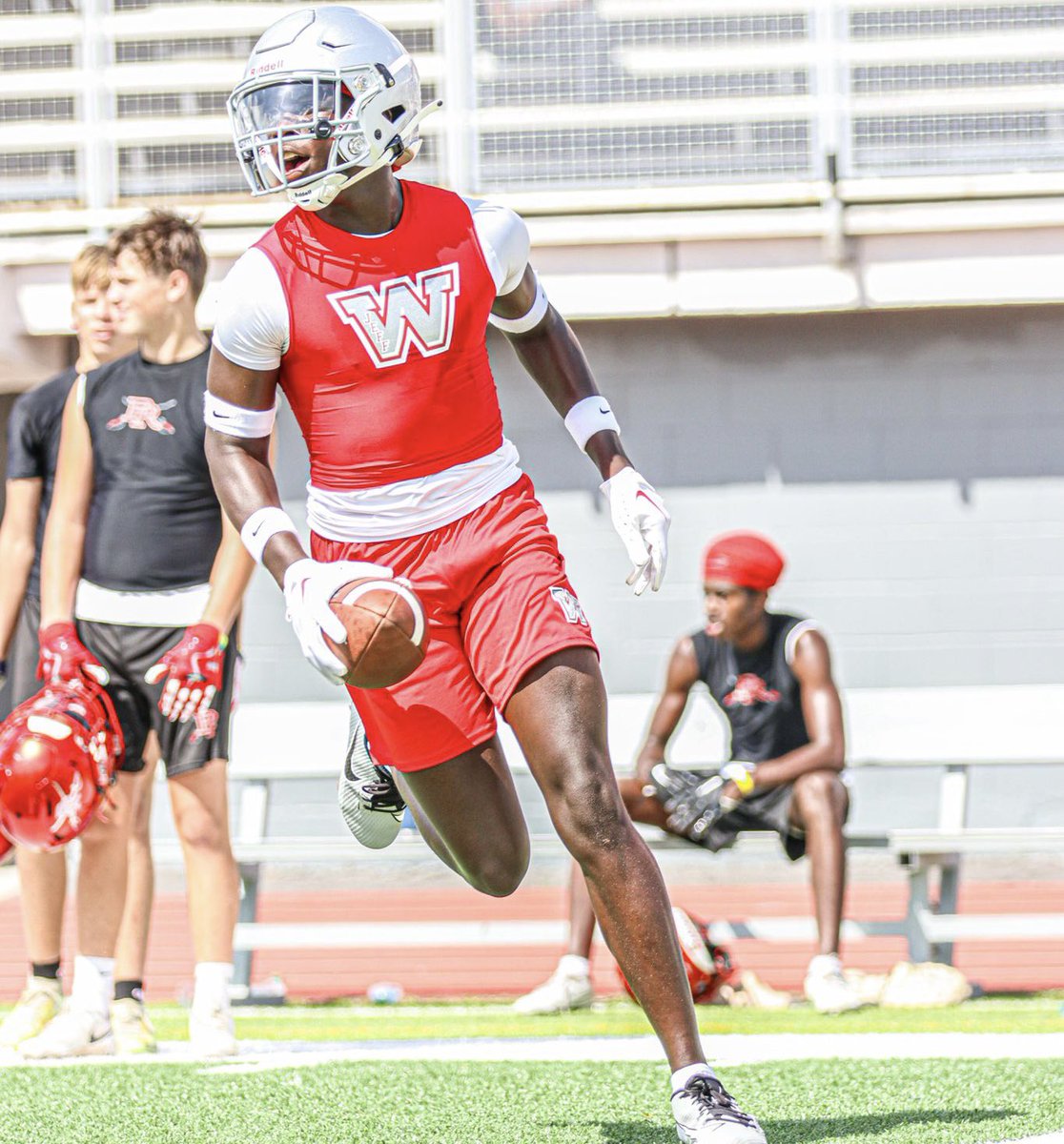 #NewWave

Shaun Nicholas
(<a href="/6ocrazy/">Shaun Nicholas</a>)

Position: WR
Class: FR
Height: 6’4”
Weight: 190
Hometown: Harvey, LA
HS: West Jefferson

Recruiting Profile:
-3⭐️85/100
-Top 45 player in LA
-Runs a 4.50, 40 yard dash

Shaun is an early enrollee and is already working out with the team