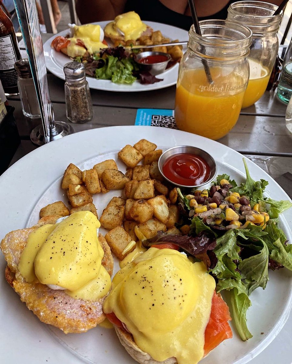 Can't decide which #eggsbenedict you want? Do swapsies like our friends here! 💚 Which one would you pick - a peameal bacon or smoked salmon benny? Oh, happy Monday #Toronto! 🥰

Located in the heart of Toronto, tucked away in #LittleItaly - Old School is a beautiful mix of…