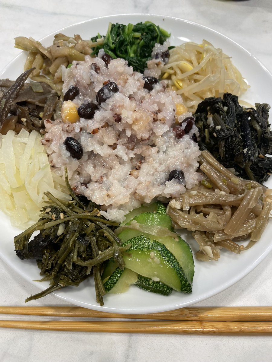 9種のナムルの乾物は全て昨年韓国で手間暇かけて手作りされたもの。これを食べれるのは一年に一回だけです。味付けもエゴマ油や胡麻油、ニンニクありなしなどそれぞれ違い、そのままでも韓国海苔を巻いて食べてもとっても美味しかったです。韓国の友人に感謝です🙏✨