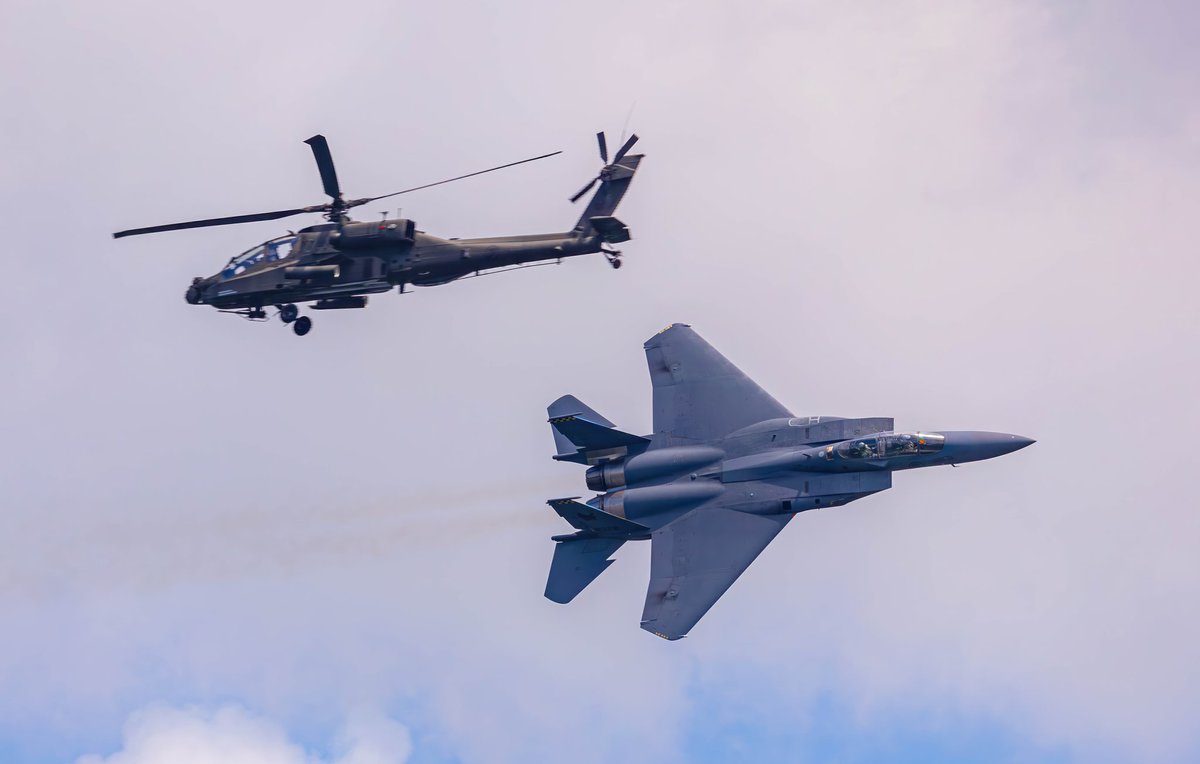RSAF's F-15SG Eagle and AH-64D Apache with Integrated Aerial Display during Singapore Airshow 2024.
#SingaporeAirshow @TheRSAF